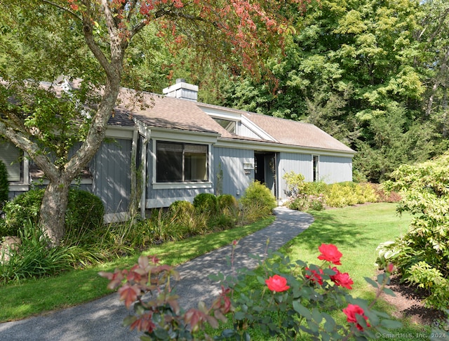 view of front facade with a front lawn