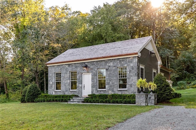 view of front of house featuring a front yard