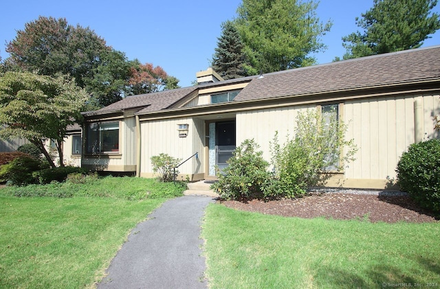 view of front of property with a front yard