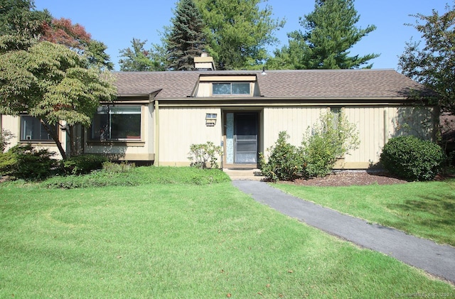 view of front facade featuring a front yard