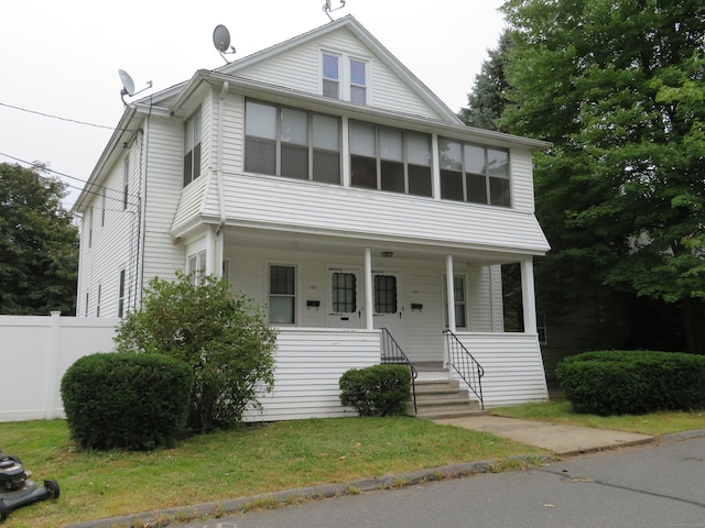 view of front facade featuring a front lawn and a porch