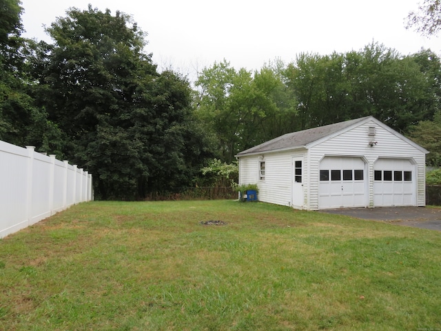 view of yard featuring an outdoor structure and a garage