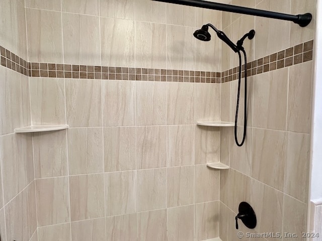 bathroom featuring a tile shower