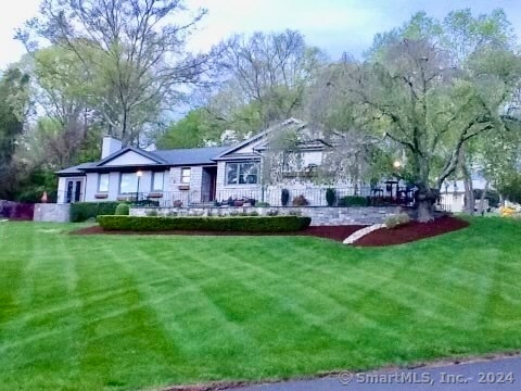 back of house featuring a yard