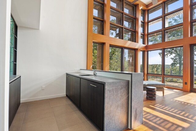 274 Joshuatown Rd, Lyme, CT 06371 - kitchen with a sink, a high ceiling, baseboards, modern cabinets, and a peninsula