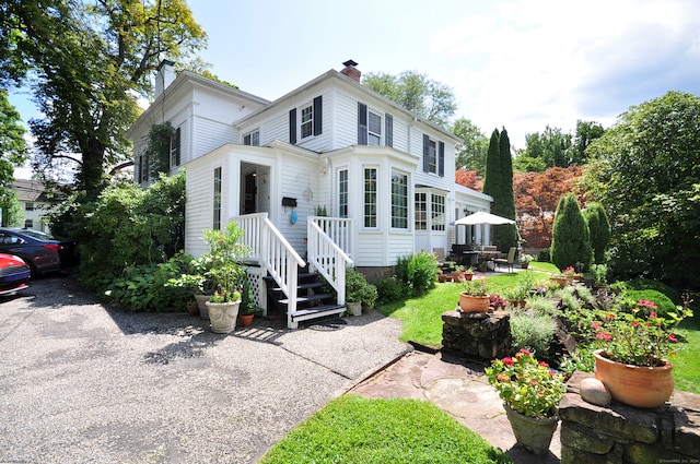 view of front of house featuring a patio and a front lawn