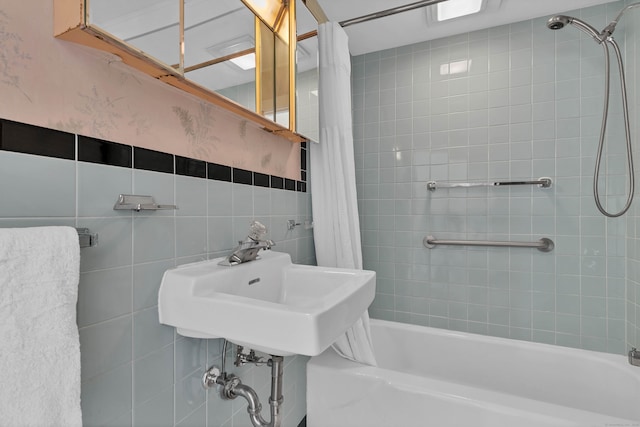 bathroom with shower / bath combo