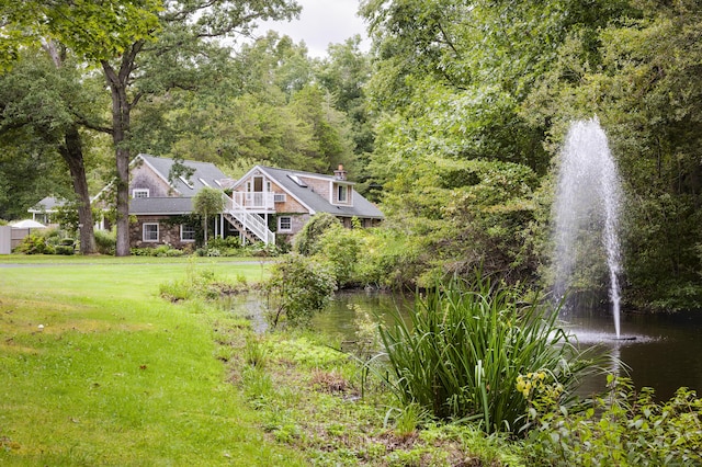 view of yard featuring a water view