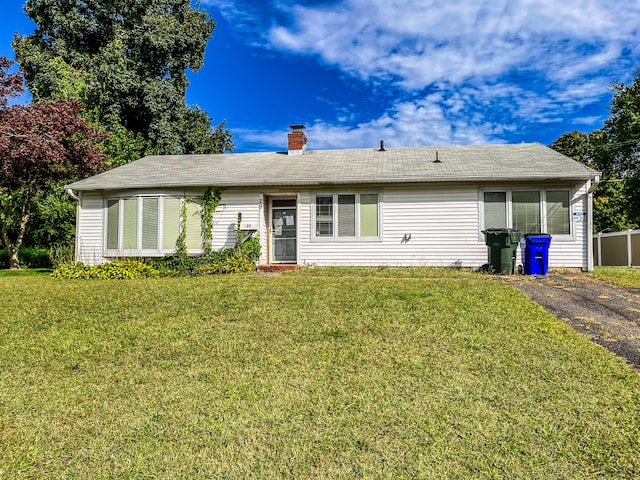 ranch-style house featuring a front lawn