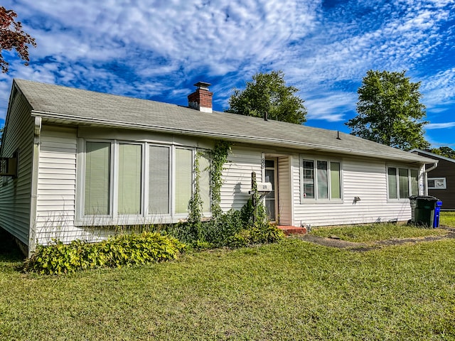 single story home with a front yard