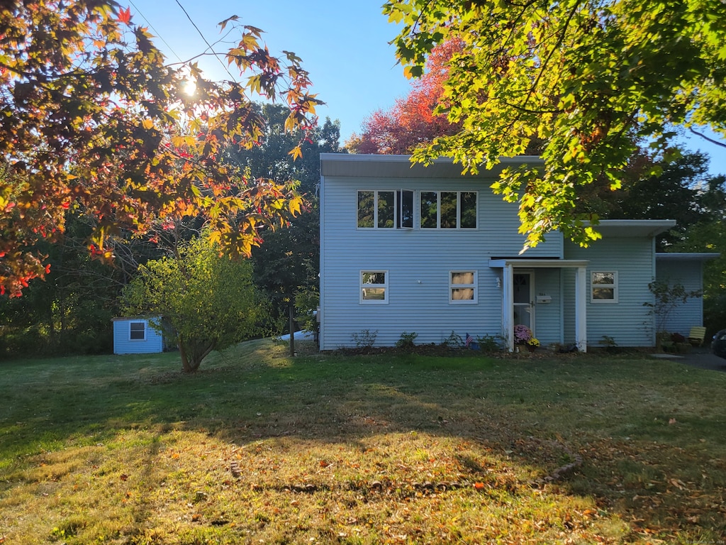 front of property featuring a front yard