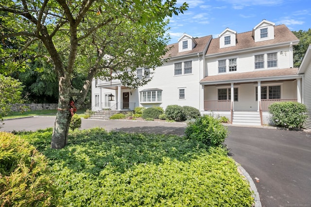 view of front of property featuring a porch