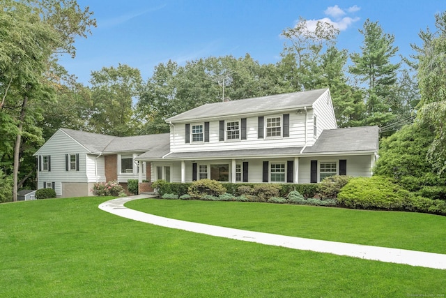 view of front facade featuring a front lawn