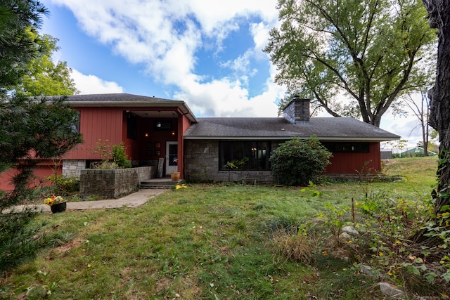 view of front facade featuring a front yard