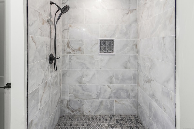 bathroom featuring a tile shower