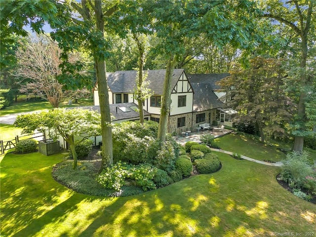 view of front of property featuring a front lawn