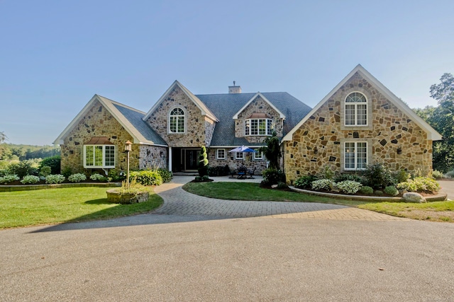 view of front of house featuring a front yard