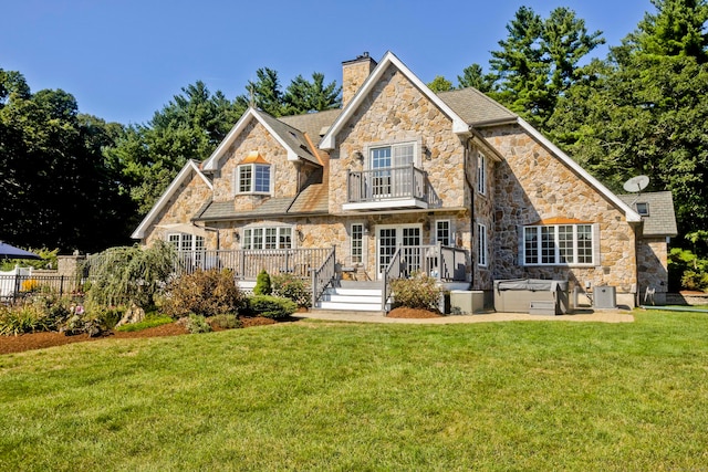 view of front of home featuring a patio, a front yard, and a deck