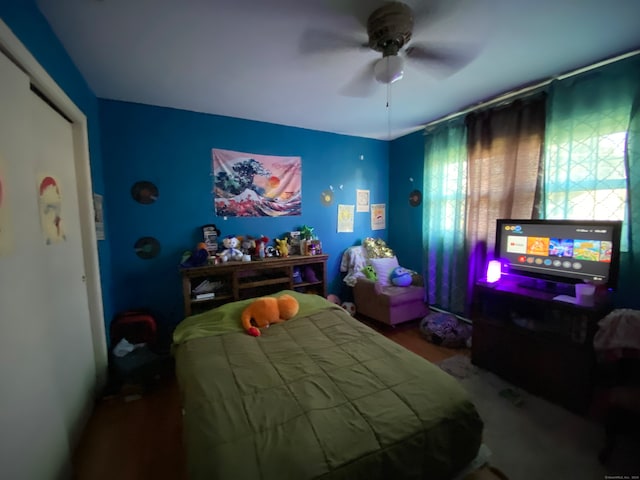 bedroom featuring ceiling fan