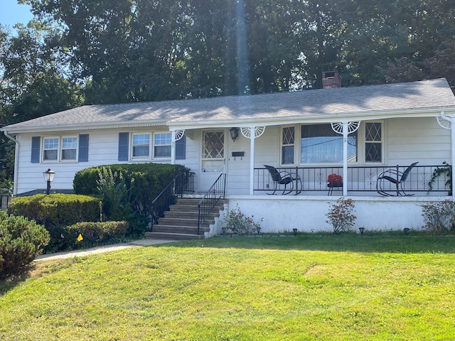 single story home featuring a porch and a front lawn