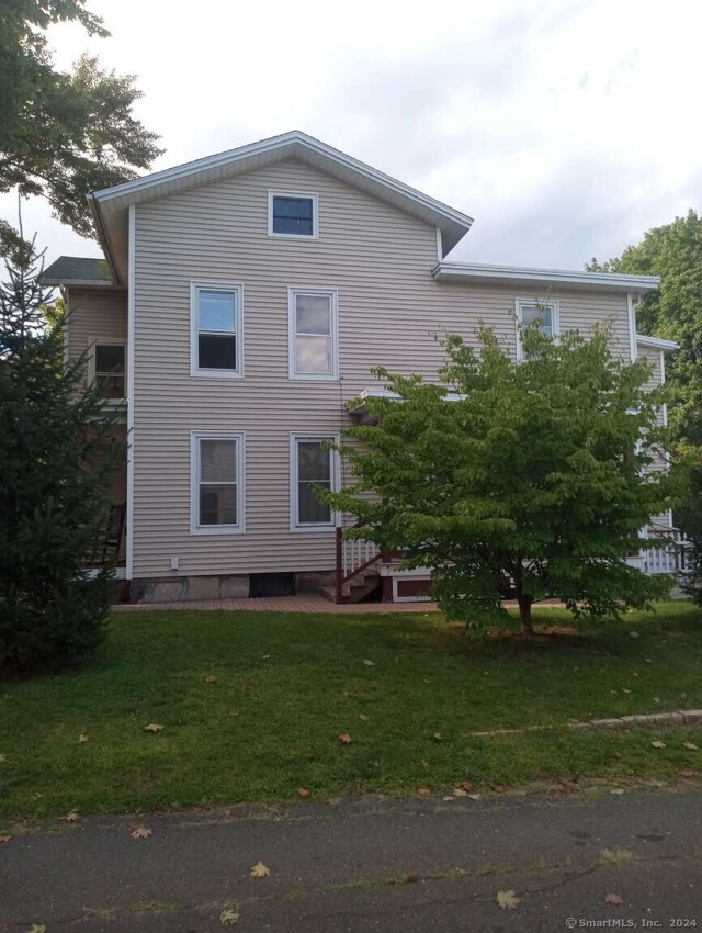 view of front facade featuring a front lawn