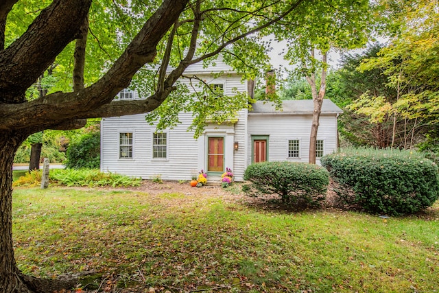 view of front facade featuring a front lawn