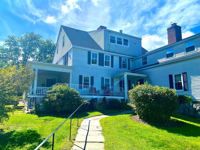 view of front of property featuring covered porch and a front yard