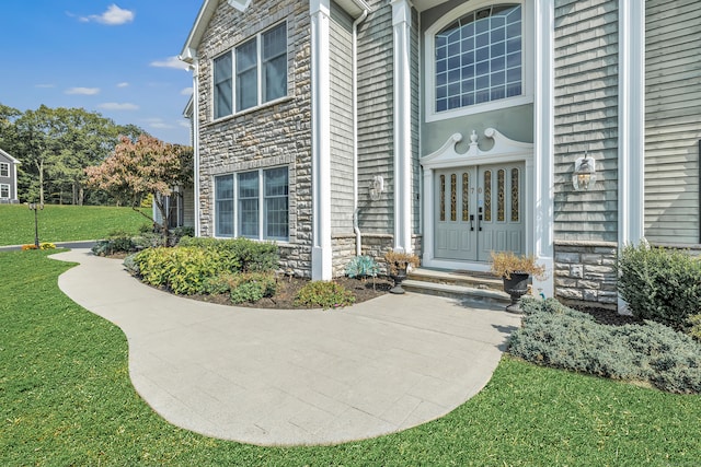 property entrance featuring a yard