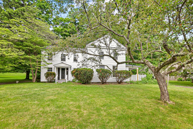 view of front of property featuring a front yard