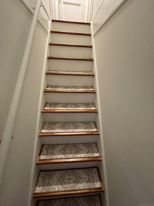 23 Nassau Cir E, Hartford, CT 06118 - view of stairs