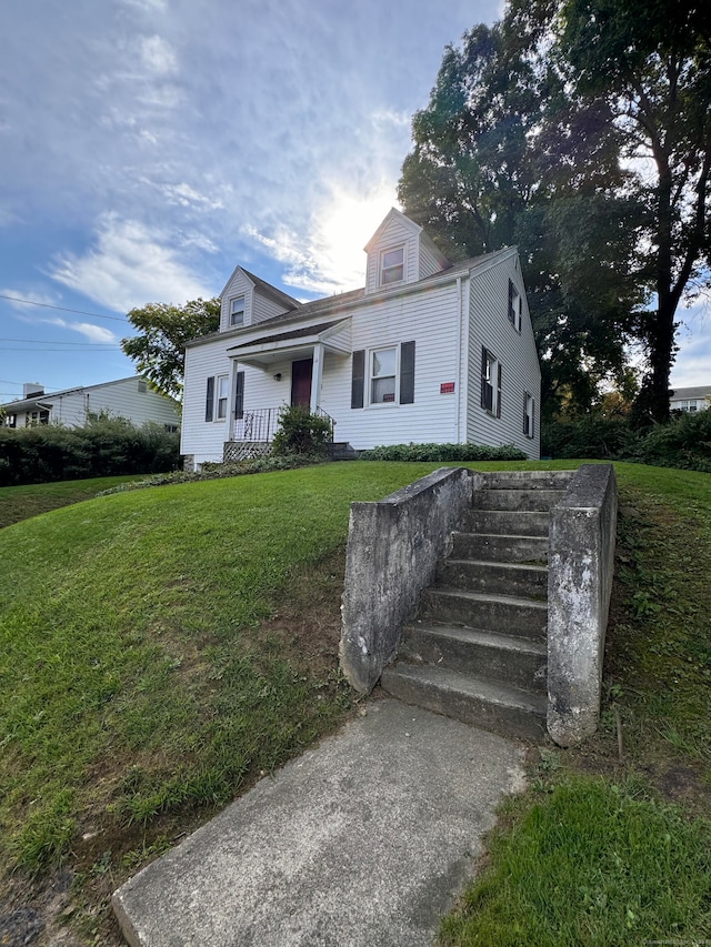 view of front of home featuring a front yard