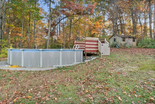 view of yard featuring a shed