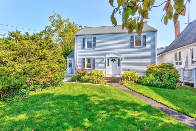 view of front of property featuring a front lawn