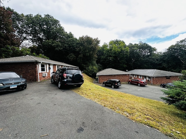 view of front of property featuring a front yard