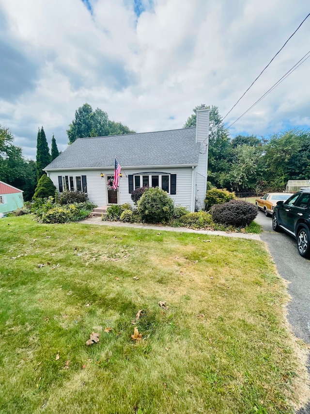 view of front of house featuring a front lawn