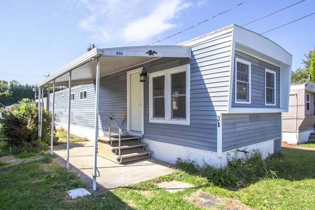 manufactured / mobile home featuring a front lawn