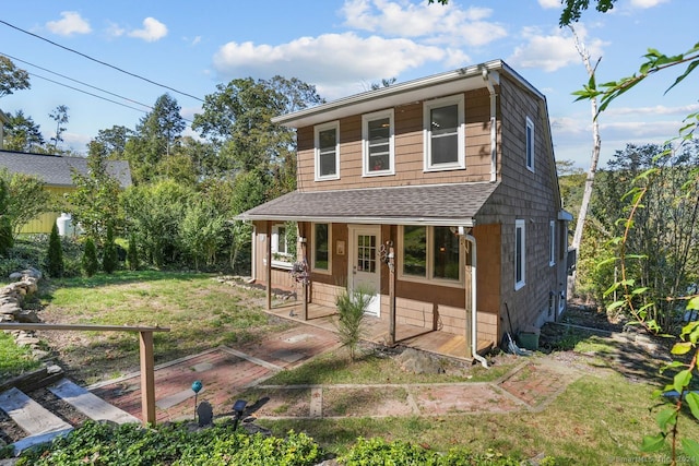 view of front of home featuring a front lawn