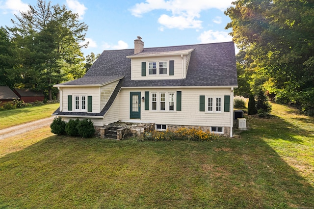 view of front of home featuring a front yard