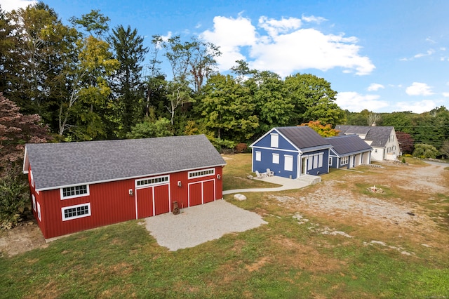 view of yard featuring an outdoor structure