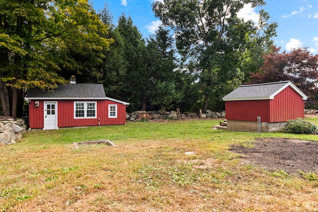 view of yard featuring an outbuilding