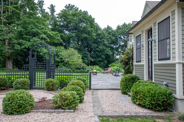 view of yard featuring a patio area