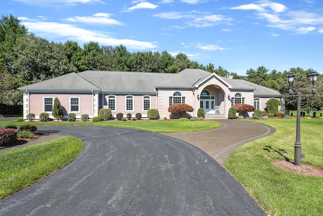 single story home featuring a front yard