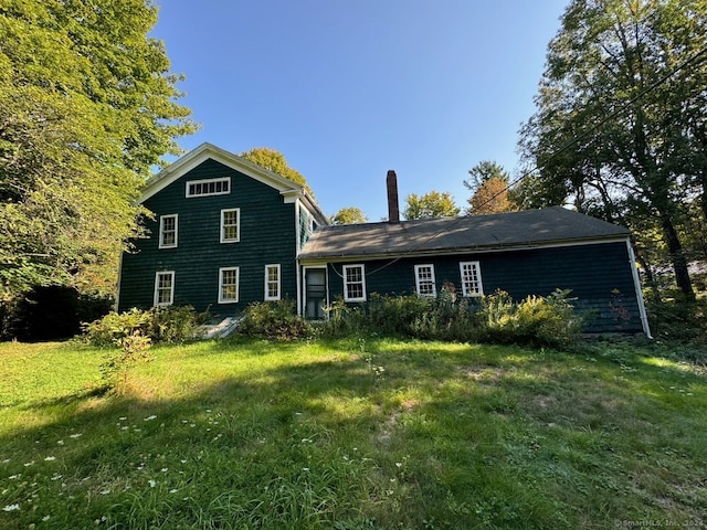 view of front facade with a front yard