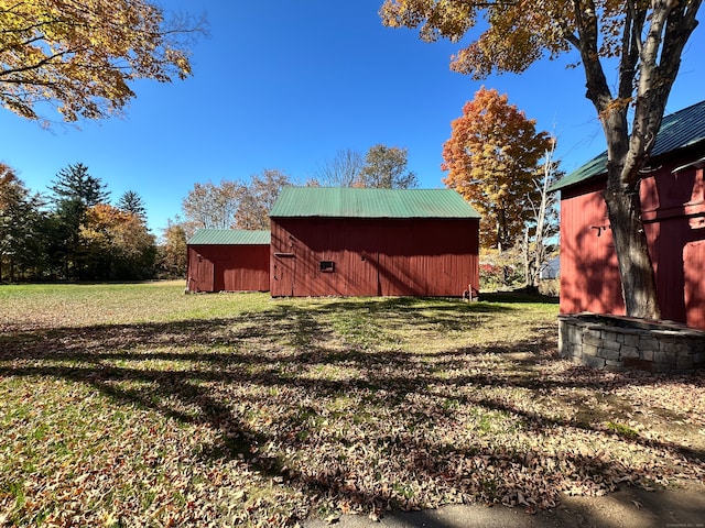 view of yard featuring an outbuilding