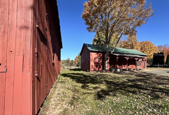 27 Middle Quarter Rd, Woodbury, CT 06798 - view of side of property featuring an outdoor structure, a yard, and an outbuilding