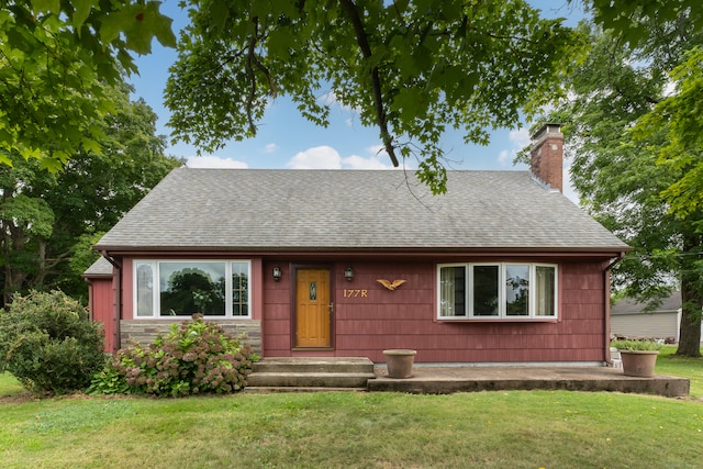 view of front of property with a front yard