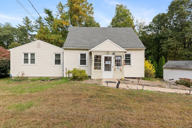 view of front facade featuring a front lawn