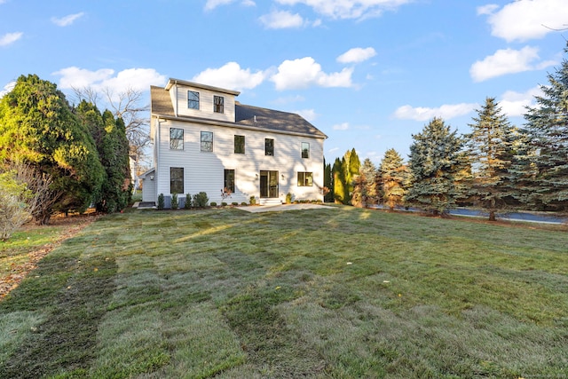 view of front facade featuring a front lawn