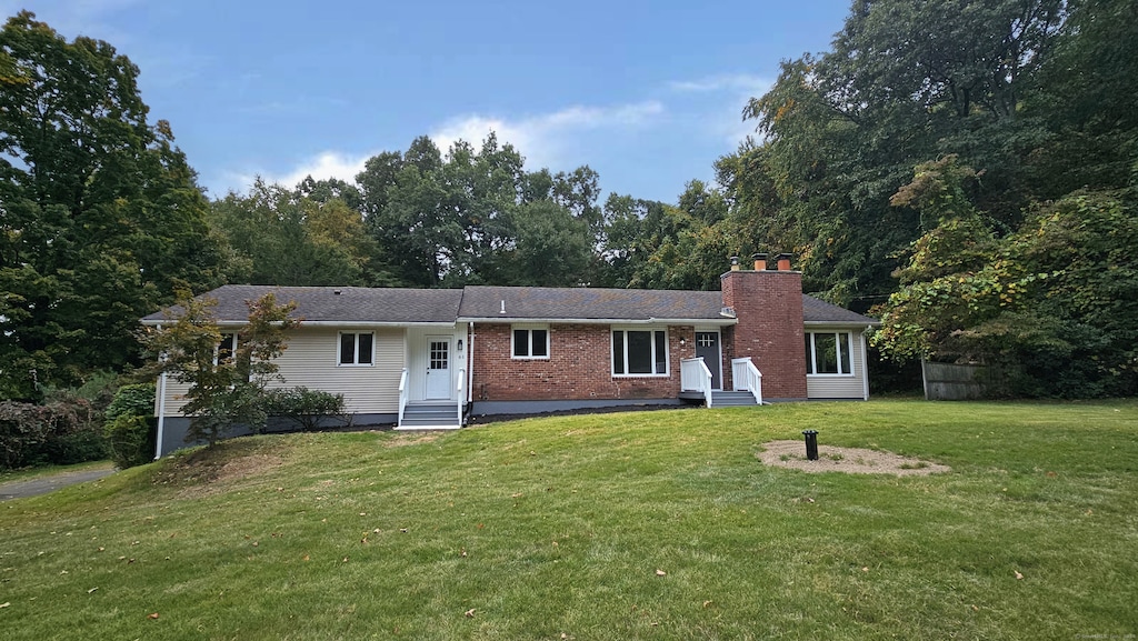 single story home with a front lawn