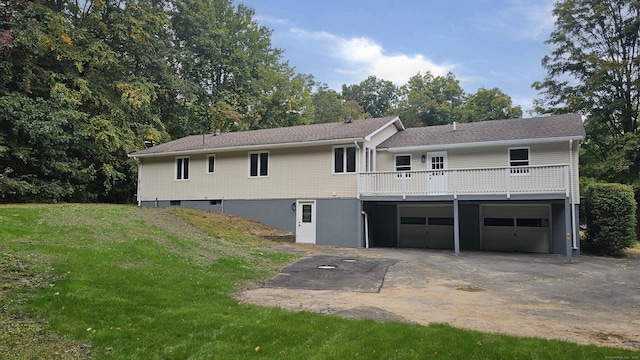 view of front of home featuring a front yard and a garage